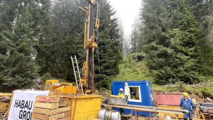 Intensive Arbeiten auf über 1500 Metern Höhe: Gebohrt wird an mehreren Stellen bis zu 400 Meter tief