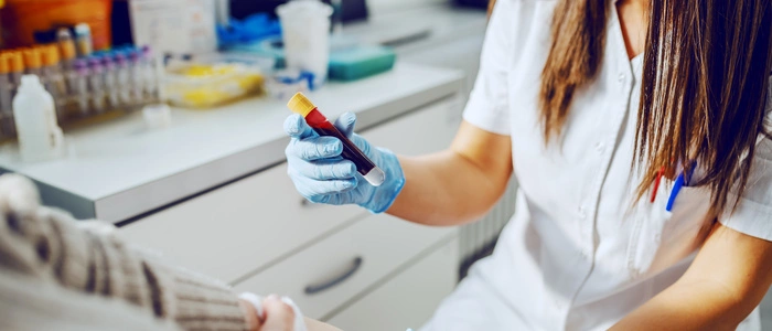 Patient wird von Ärztin Blut abgenommen