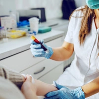 Den Lipoprotein-a-Wert kann man über einen Bluttest bestimmen. Er sollte einmal im Leben erhoben werden. Frauen sollten ihn auch nach dem Wechsel noch einmal überprüfen lassen.