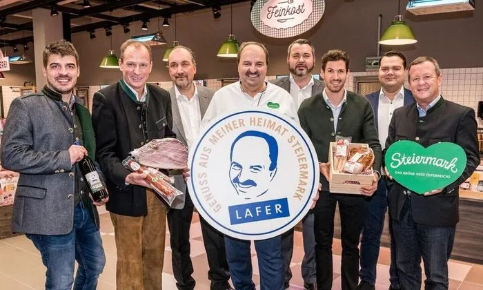 Mathias Vormeier (Weingut Georgiberg), Franz Habel (Vulcano Schinken), Marktmanager Robert Matel, Lafer, Merkur-Regionalmanager Christian Gütl, Christoph Zotter (Zotter Kalbsfleisch), Gerhard Haubmann (Merkur Category Coach) und  Steiermark-Tourismus-GF Erich Neuhold 