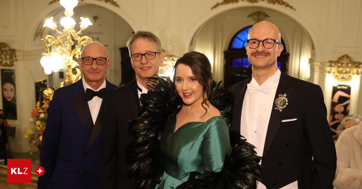 Opernredoute-Diese-G-ste-lie-en-sich-auf-der-Feststiege-blicken