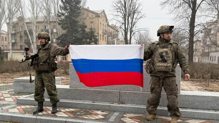 Russische Soldaten in der Ostukraine mit russischer Flagge 