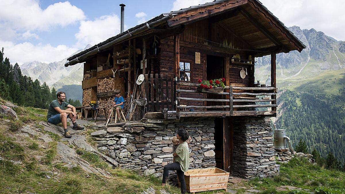 Janis Pönisch und Sarah Kofler sind heuer das siebente Jahr die treuen Hirten auf der Trelebitsch Alm