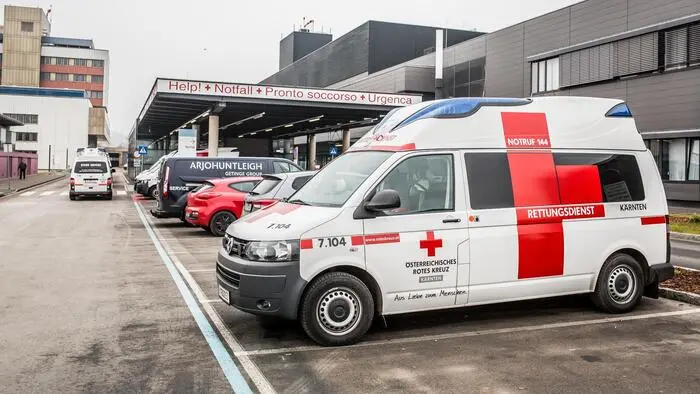 Ein Rettungswagen vor dem Klinikum.