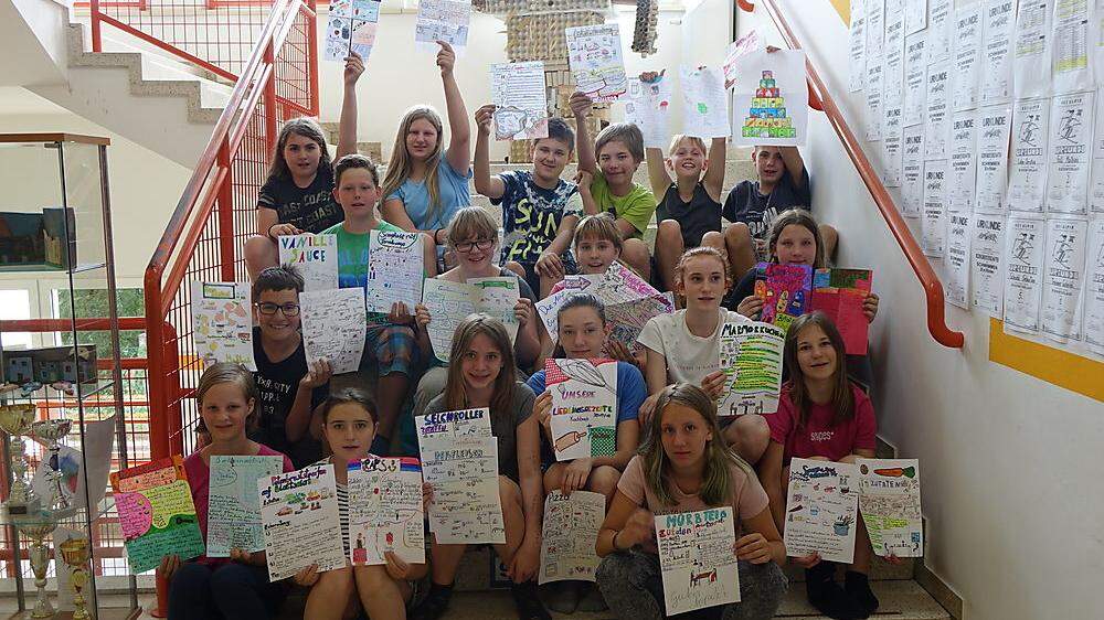 Die Schüler der 2A-Klasse der NMS Köflach mit ihren gemalten Rezepten – die wurden im Anschluss zu einem Buch gebunden