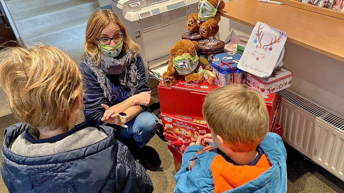 Dr. Oetker hat jede Menge Knusperhäuschen-Sets nach Moosburg ins SOS-Kinderdorf geschickt geschickt, die dann eifrig zusammengebaut und dekoriert wurden