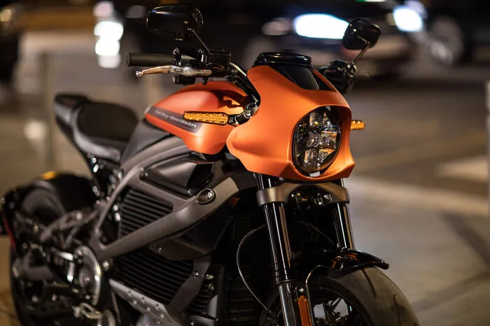 Was wir statt dem unverkennbaren Harley-Klang zu hören bekommen werden, ist ein neuartiger Sound, dessen Tonhöhe und Lautstärke mit zunehmender Geschwindigkeit ansteigen. Lautlos wird die Live Wire also nicht.