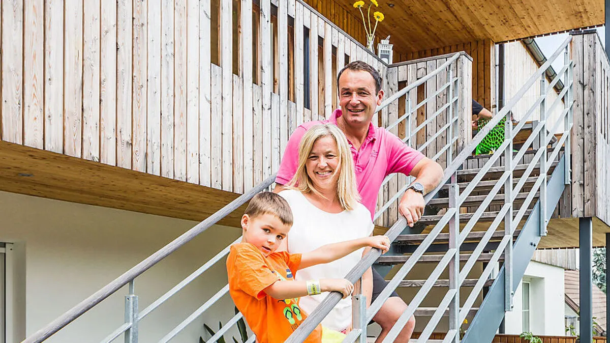 Alexandra, Christian und Sohn Jakob in ihrem Haus in Schlatten