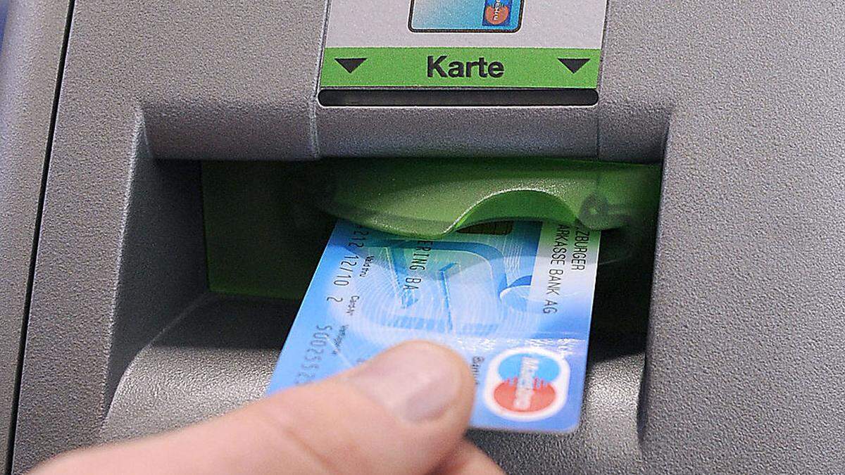 Der Pensionist vergaß die Karte angesteckt im Bankomaten