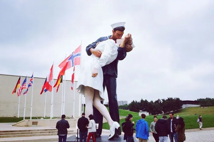 Mémorial von Caen – Das „Museum für den Frieden“, so sein offizieller Titel, widmet sich der alliierten Landung am 6. Juni 1944 und darüber hinaus ganz allgemein der Geschichte von Konflikten, Krieg und Frieden. Das geschieht mit modernsten Mitteln der Museumstechnik. Es wurde am 6. Juni 1988 über einem unterirdischen Bunker errichtet, der heutzutage eine Ausstellung zu den militärischen Aspekten rund um die deutsche Besatzung des Calvados sowie die Geschichte des Atlantikwalls präsentiert.