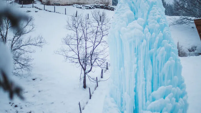 Wie wird ein Eisberg gemacht? Auf Gerüste aus Holz oder Eis wird Wasser gesprüht.