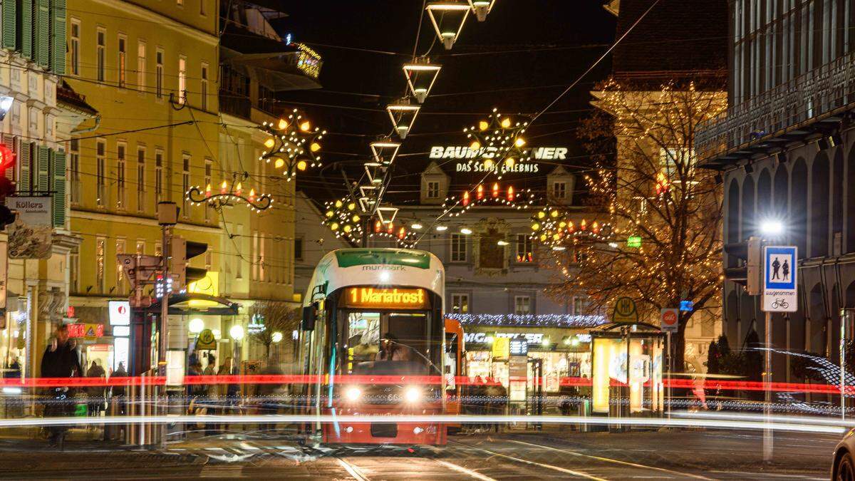 Grundsätzlich fahren die regulären Abendlinien auch in der Silvesternacht