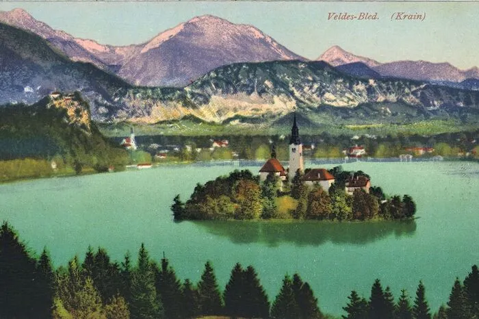 Die ursprünglich als Ausstellung in der Universitätsbibliothek konzipierte Schau, hat Ute Holfelder vom Institut für Kulturanalyse der Universität Klagenfurt jetzt als Buch „#Ungelaufen“ im Heyn-Verlag herausgebracht. „Diese Karten sind ein Zeitdokument“, sagt die Kulturanthropologin. Die Sammlung umfasst 501 Ansichtskarten, die man 1869 als Correspondenzkarten in Österreich-Ungarn einführte und erst später Postkarten nannte. Auf dieser Postkarte ist Bled zu sehen.