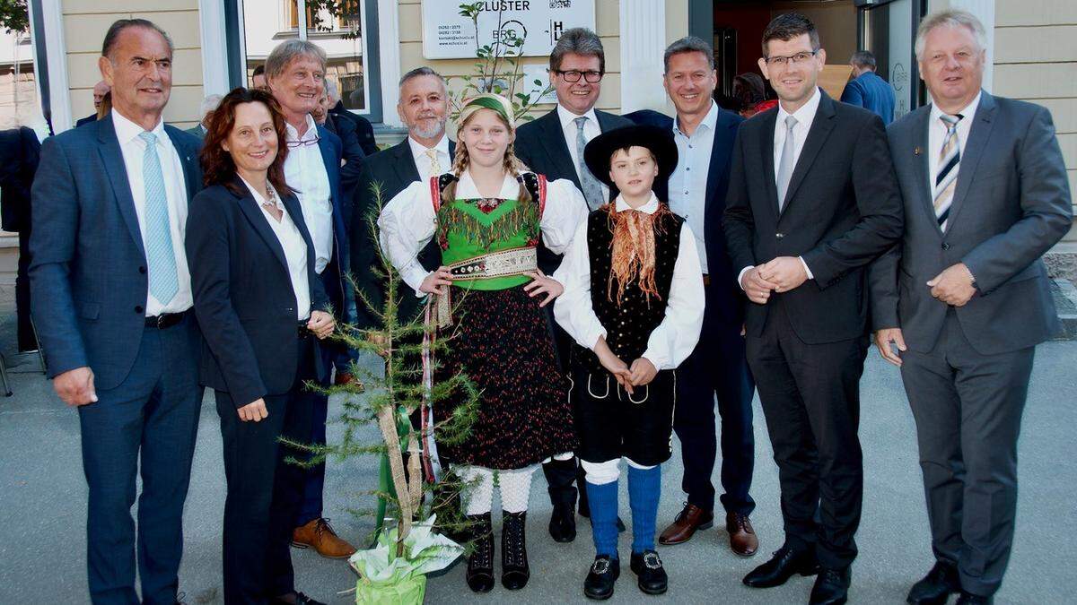 Gabriel Obernosterer, Isabella Penz, Werner Wölbitsch, Andreas Schuller, Minister Martin Polaschek, Daniel Fellner, Martin Gruber und Leopold Astner mit dem Trachtenpärchen Katharina Millonigg und Mario Kury