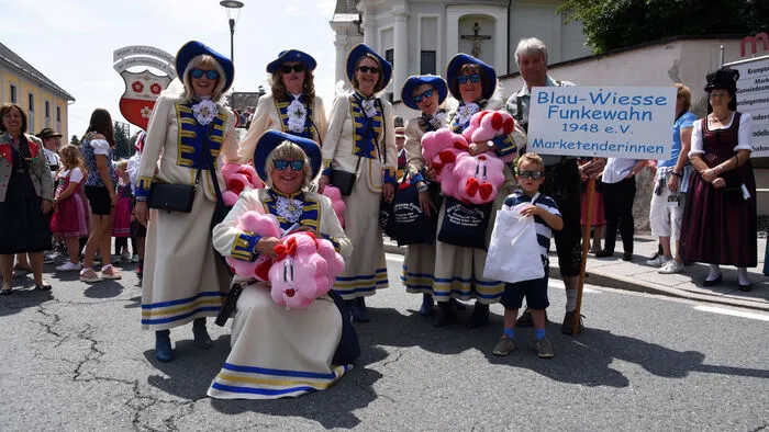 Bei Sonnenschein zog der Tross der Ehrengäste beim 33. Arnulfsfest Samstag zu Mittag zum Weiterfeiern von der Kirche zur Moosburger Schlosswiese. Die Kölner Ehrengarde des Flughafens Köln/Bonn hatte als Geschenke Pölster für die Kinder mit. Die Kaiserdarsteller winkten von einem Anhänger, einem von vielen, die an der Parade teilnahmen und von denen auch viele Zuckerln auf die Besucher geworfen wurden.