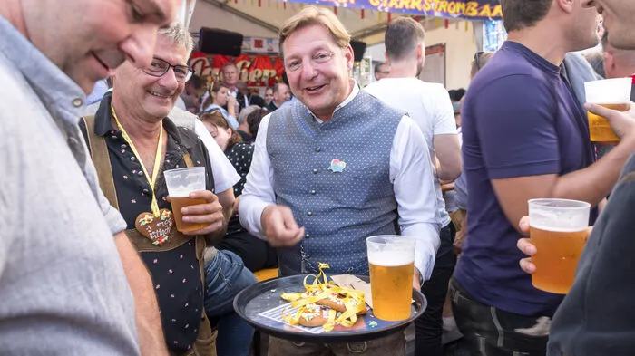 Bürgermeister Günther Albel (SPÖ) kellnerte beim Charity-Event der Starkstrombar an der Draulände.