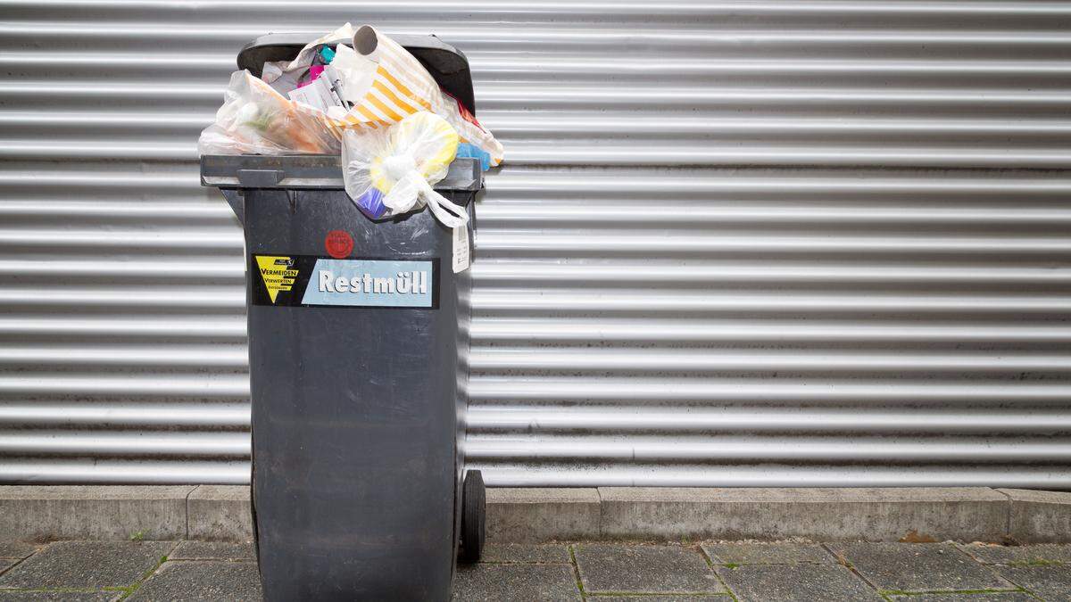 Die Müllabfuhr darf den eigens eingerichteten Notweg nicht benutzen. Guntschacher müssen ihren Müll selbst zur Deponie bringen.