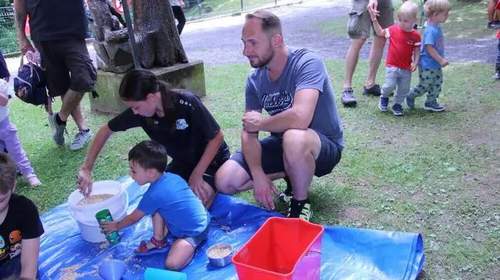 Die sieben Tagesmütter der Volkshilfe Voitsberg unter Johanna Eberhardt luden am Donnerstag zu ihrem Sommerfest beim Grafenteich im Schlosspark Greißenegg ein. Jede der Tagesmütter – sie betreuen zusammen 35 Kinder – hatte eine lustige Spielstation vorbereitet.