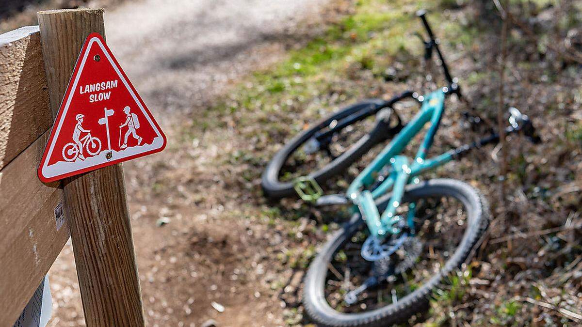 Auf einem Wandersteig ist die Mountainbikerin gestürzt