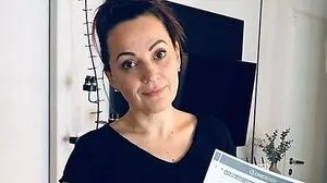 Sieglinde Hirschmann nutzt das Handbuch von Onebody