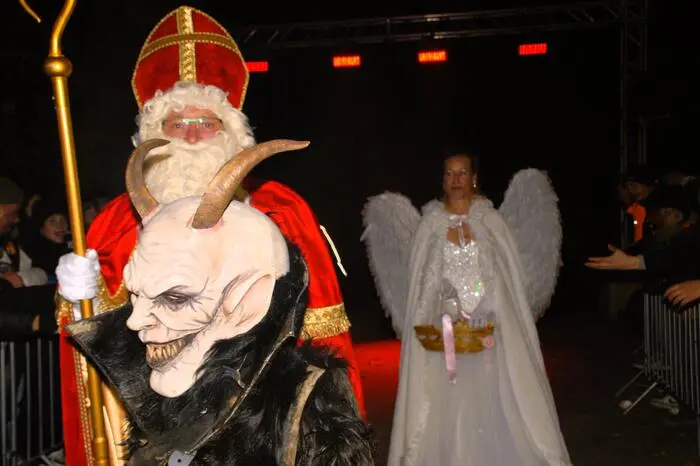 Außerdem gab es bei dieser Gelegenheit für jedes brave Kind ein Sackerl vom Nikolaus, der sich unter die schaurigen Perchtentreiben und den Menschenmassen mischte. 