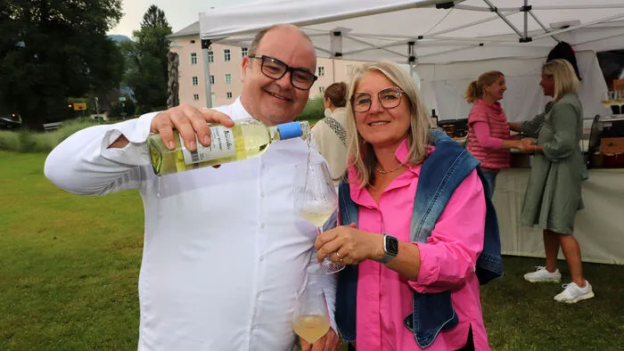 Gerhard Satran kredenzt Jutta Mika (Standortleiterin WEDL Villach) einen edlen Tropfen