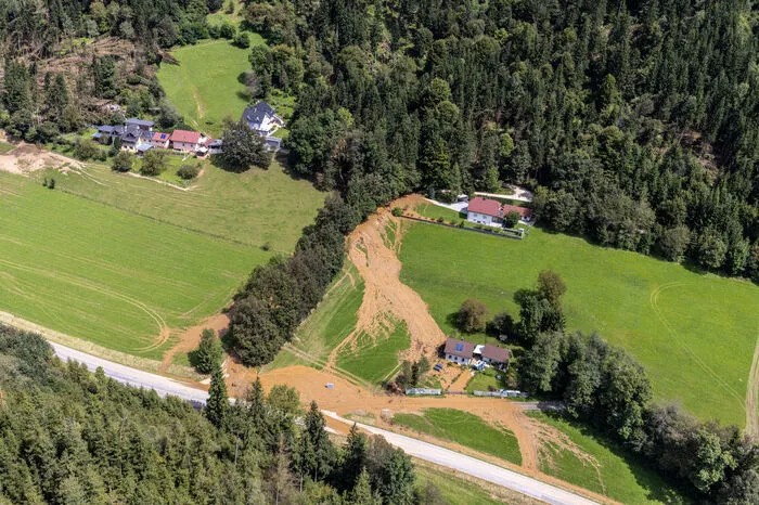 Nahe Klein St. Veit, Gemeinde Brückl, hat eine Mure ein Haus erfasst. Aus dem Hubschrauber wird die Dimension der Kraft der Natur erst richtig ersichtlich.