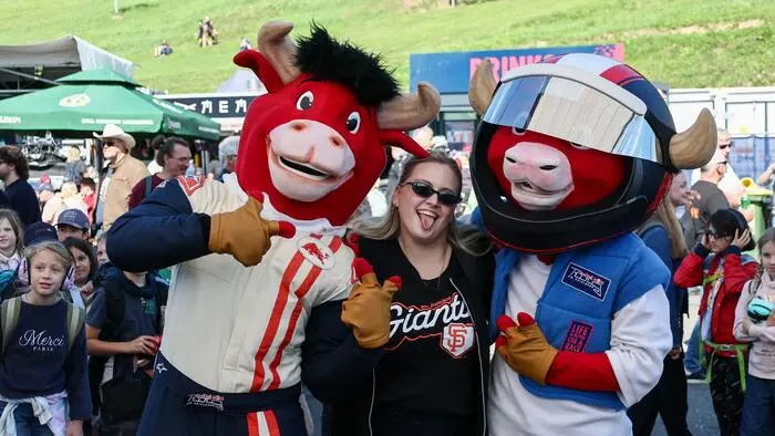 Die Red Bull-Maskottchen mischten sich am Freitag unter die Besucher in der neu gestalteten Fan-Zone