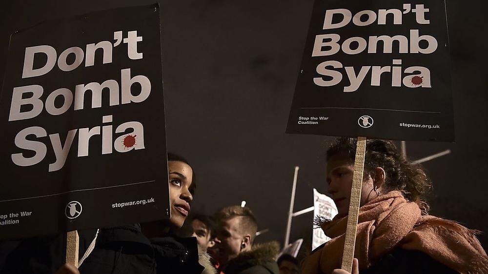 Proteste in London gegen Luftangriffe in Syrien