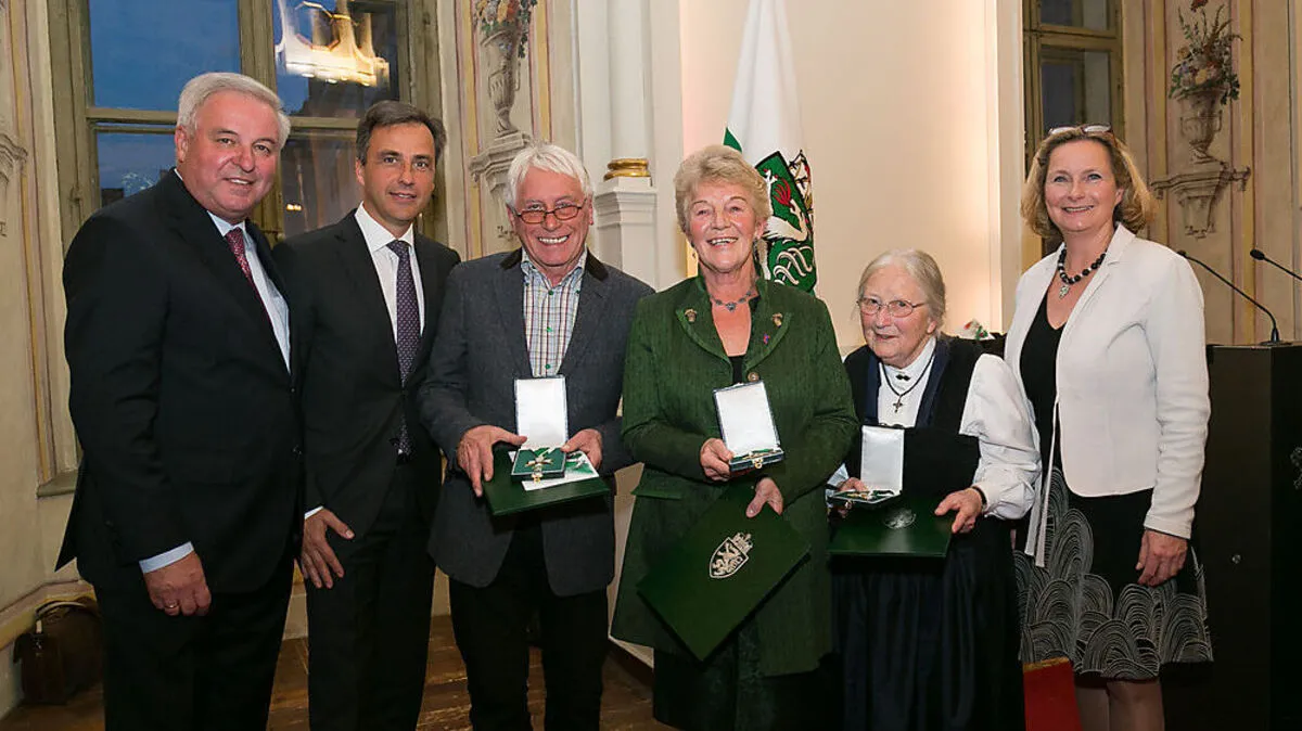 Verleihung von Goldenen Ehrenzeichen: LH Hermann Schützenhöfer, Bgm. Siegfried Nagl, Rudi Hinterleitner, Paula Glaser, Elisabeth Sobota und LT-Präs. Bettina Vollath (v. l.)