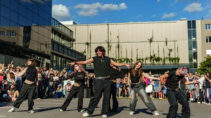 Beim Random Play Dance vor der Halle konnten alle Zuschauer mitmachen