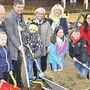 Hinten: Peter Neuwirth, Gerhard Pirih, Heike Sackl, Ina Rauter und Sara Schaar. Vorne: Schüler der Volksschule Ost beim Spatenstich