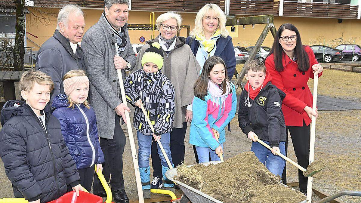 Hinten: Peter Neuwirth, Gerhard Pirih, Heike Sackl, Ina Rauter und Sara Schaar. Vorne: Schüler der Volksschule Ost beim Spatenstich