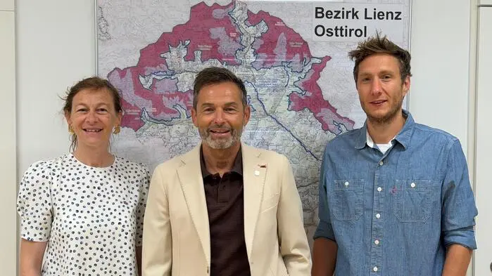 Bettina Heinricher mit dem neuen Bürgermeister von Strassen, Michael Trojer, und dem neuen Vizebürgermeister Michael Wieser.