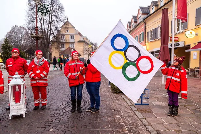 Die olympische Fahne wurde aufgezogen. Stadtpfarrer Istvan Hollo nahm die Segnung vor, Albert Masser aus Garanas lief mit einer Fackel ein.