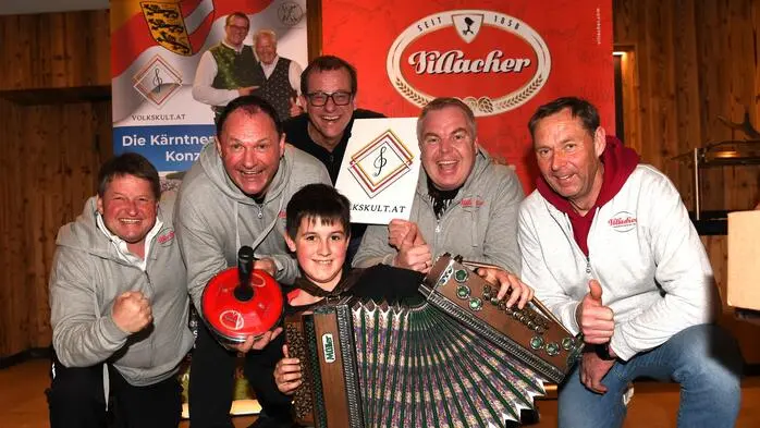 Die Sieger  (Günther Stranig, Peter Tengg, Josef Maier und Klaus Taumberger) mit dem Obmann Wolfgang König und dem Harmonikaspieler Johannes Klocker