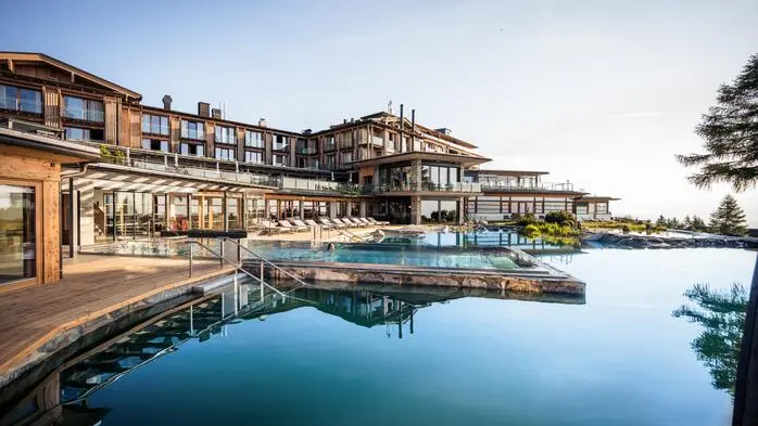 Ein Wellnessresort von außen.