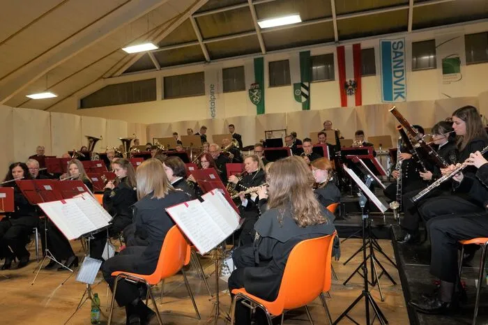 Mit dem "Admiral-Stosch-Marsch" wurde das Konzert unter der Leitung von Kapellmeister Herbert Bauer eröffnet. Am Programm standen elf Musikstücke vom Marsch bis zur Operette.