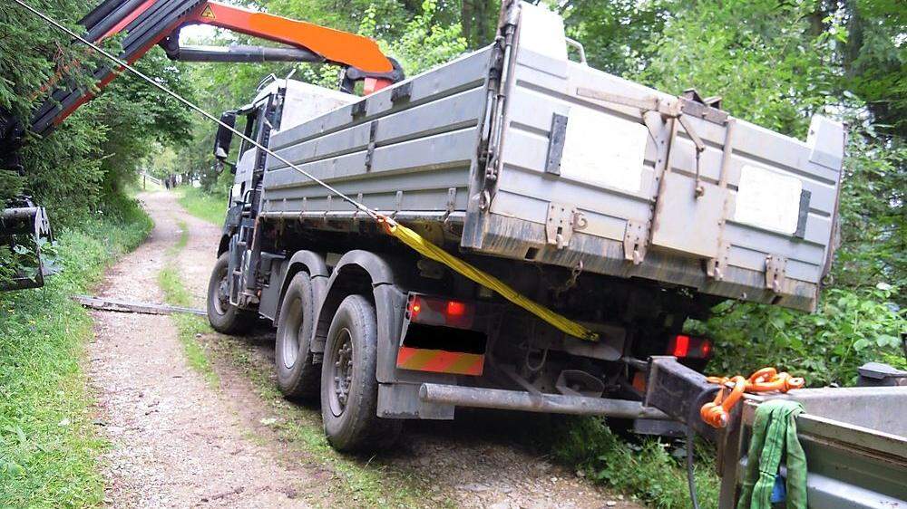 Ein Lkw kam in Fladnitz von der Straße ab und musste geborgen werden