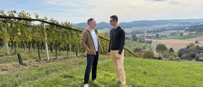 Morillon ist Chardonnay. Aber eben nicht ganz. Winzer Christoph Neumeister zeigt Sommelier René Kollegger, warum seine Ried Moarfeitl in Straden der Rebsorte einen unverwechselbaren Charakter verleiht.