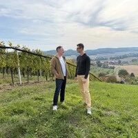 Morillon ist Chardonnay. Aber eben nicht ganz. Winzer Christoph Neumeister zeigt Sommelier René Kollegger, warum seine Ried Moarfeitl in Straden der Rebsorte einen unverwechselbaren Charakter verleiht.