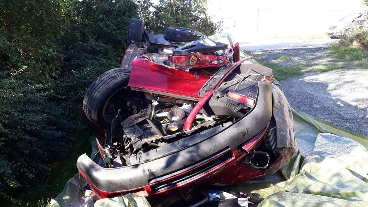 Das Auto ist auf dem Dach zum Liegen gekommen