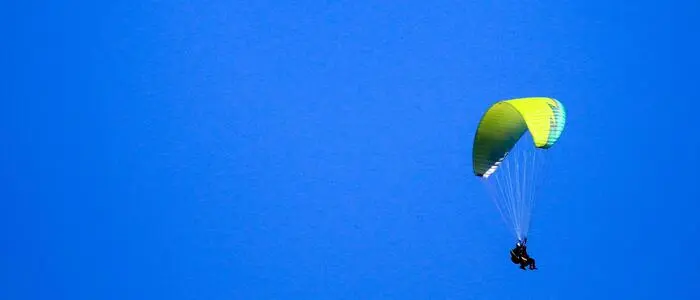 Paragleiter im Flug (Sujetbild)