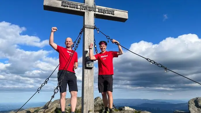 Die Redakteure Thomas Pilch und Robert Lenhard (von links) am Gipfel des Großen Speikkogels