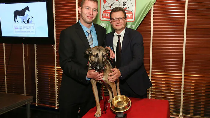 Jenny mit ihrem Herrchen und Hermann Aigner (rechts), Geschäftsführer von „Fressnapf“ Österreich