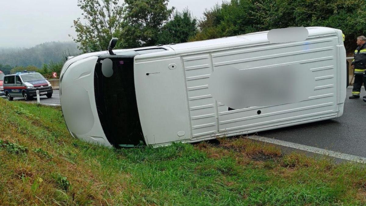 Klein-Lkw kippte auf Autobahnabfahrt um.