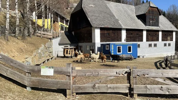Am Wieserhof wird fleißig umgebaut, der Hofladen ist in den blauen Container gesiedelt.
