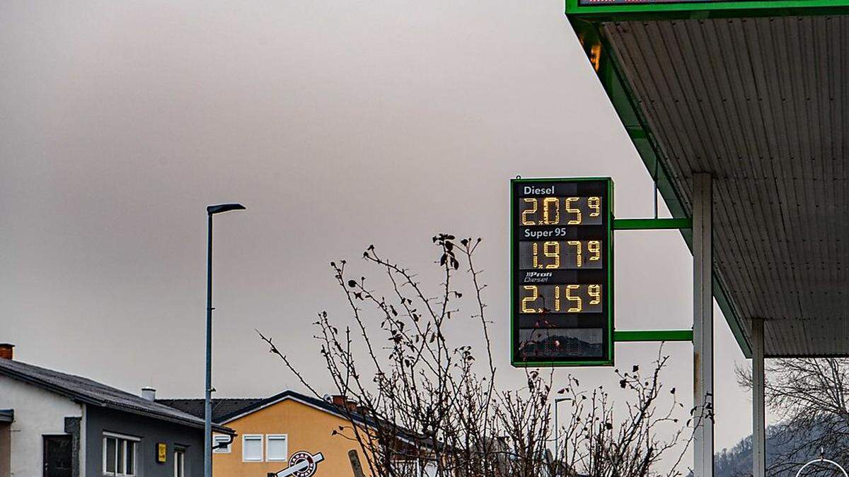 Kurzzeitig kosteten Diesel und Benzin mehr als zwei Euro