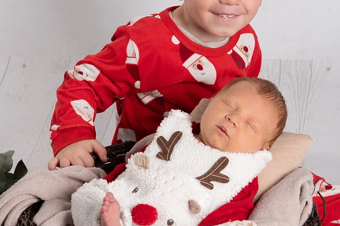 Malia Isabella ist am 24. Dezember um 4.58 Uhr im Krankenhaus der Barmherzigen
Brüder St. Veit zur Welt gekommen. Bei ihrer Geburt zeigte die Krankenhauswaage ein
Gewicht von 3035 Gramm und
das Maßband eine Größe von
50 Zentimetern an. Über das
„Weihnachtswunder“ freuen
sich ganz besonders die Eltern
Vivien und Manuel Prohart. Der
ältere Bruder Matteo (2 Jahre)
ist sehr stolz. Die Familie
wohnt in Brückl.
