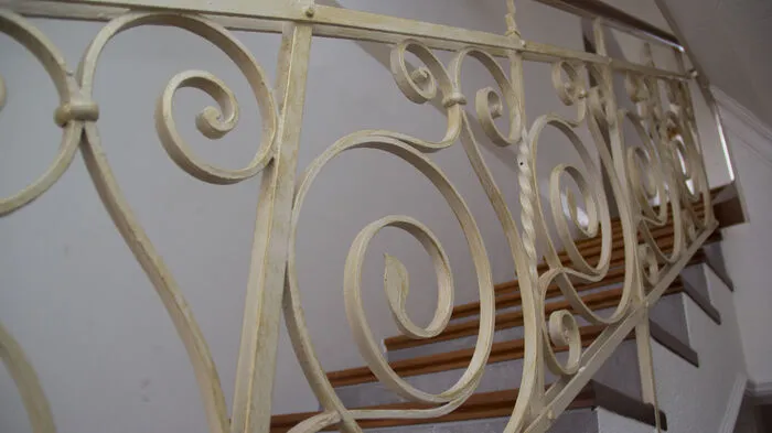 Das originale Geländer in der "Villa Schloss Wolfsberg" stammt aus dem späten 19. Jahrhundert.